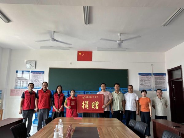 配资头条网 寻找我身边的温暖｜潍坊市爱心力量为乡村小学送去开学关怀